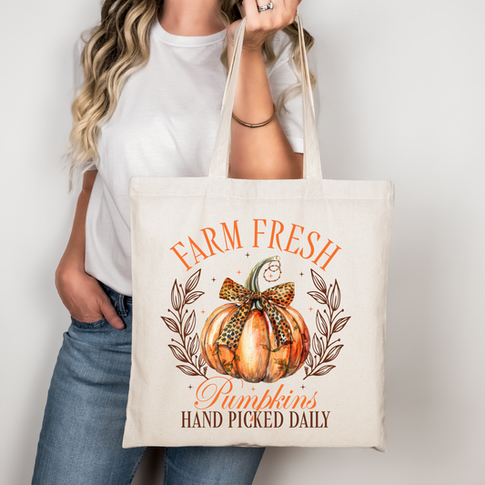 Farm Fresh Pumpkins Hand Picked Daily – Herbst Tasche beige Baumwollbeutel Kürbis Motiv, DTG Druck, auch als A4/A3 Bügelbild für Shirt, Jacke, Deko