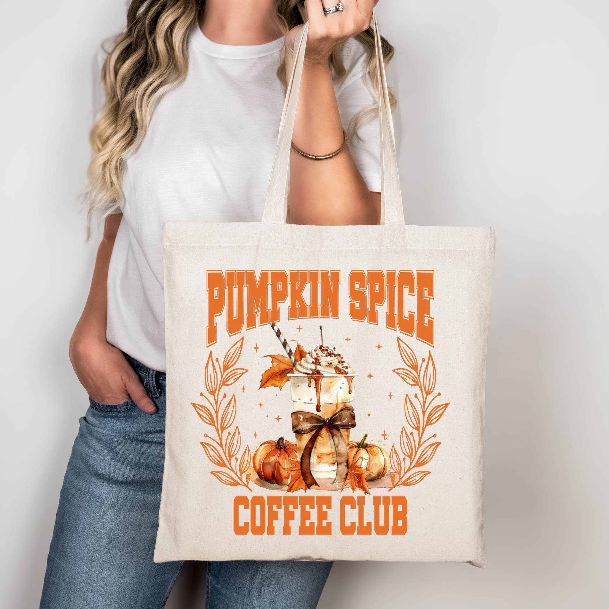 Pumpkin Spice Coffee Club – Schwarze Stofftasche mit herbstlichem Kaffeemotiv – Baumwollbeutel mit DTG Druck – Motiv auch als A4/A3 Bügelbild für Shirt, Tasche & Co.