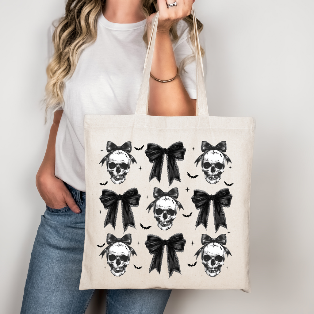 Beige Stofftasche mit Totenkopf & Schleifen-Print – Skull & Bows Coquette Design – Baumwollbeutel mit DTG Druck oder als A4/A3 Bügelbild für Shirt, Kissen, Hoodie & Co.