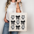Beige Stofftasche mit Totenkopf & Schleifen-Print – Skull & Bows Coquette Design – Baumwollbeutel mit DTG Druck oder als A4/A3 Bügelbild für Shirt, Kissen, Hoodie & Co.