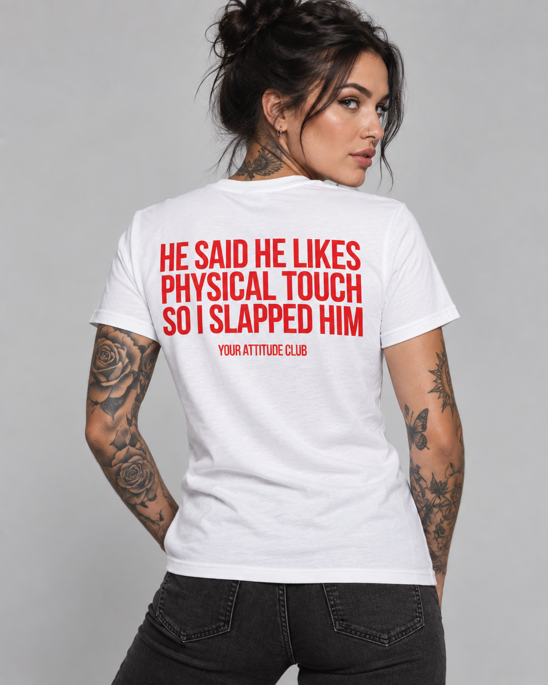 HE SAID HE LIKES PHYSICAL TOUCH SO I SLAPPED HIM – Unisex Statement T-Shirt Weiß mit rotem Backprint | freches Sprüche Shirt