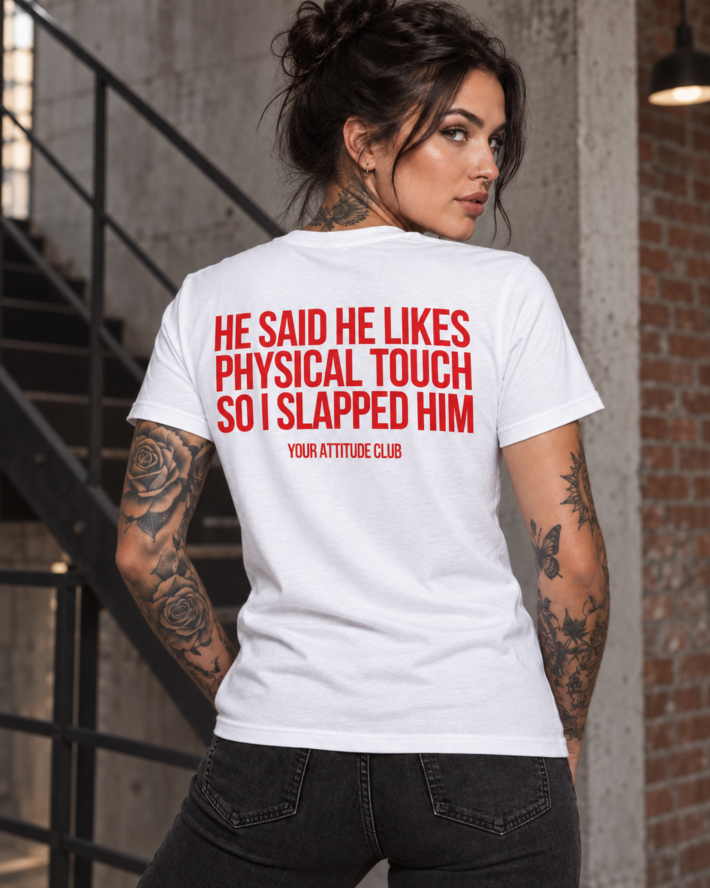 HE SAID HE LIKES PHYSICAL TOUCH SO I SLAPPED HIM – Unisex Statement T-Shirt Weiß mit rotem Backprint | freches Sprüche Shirt