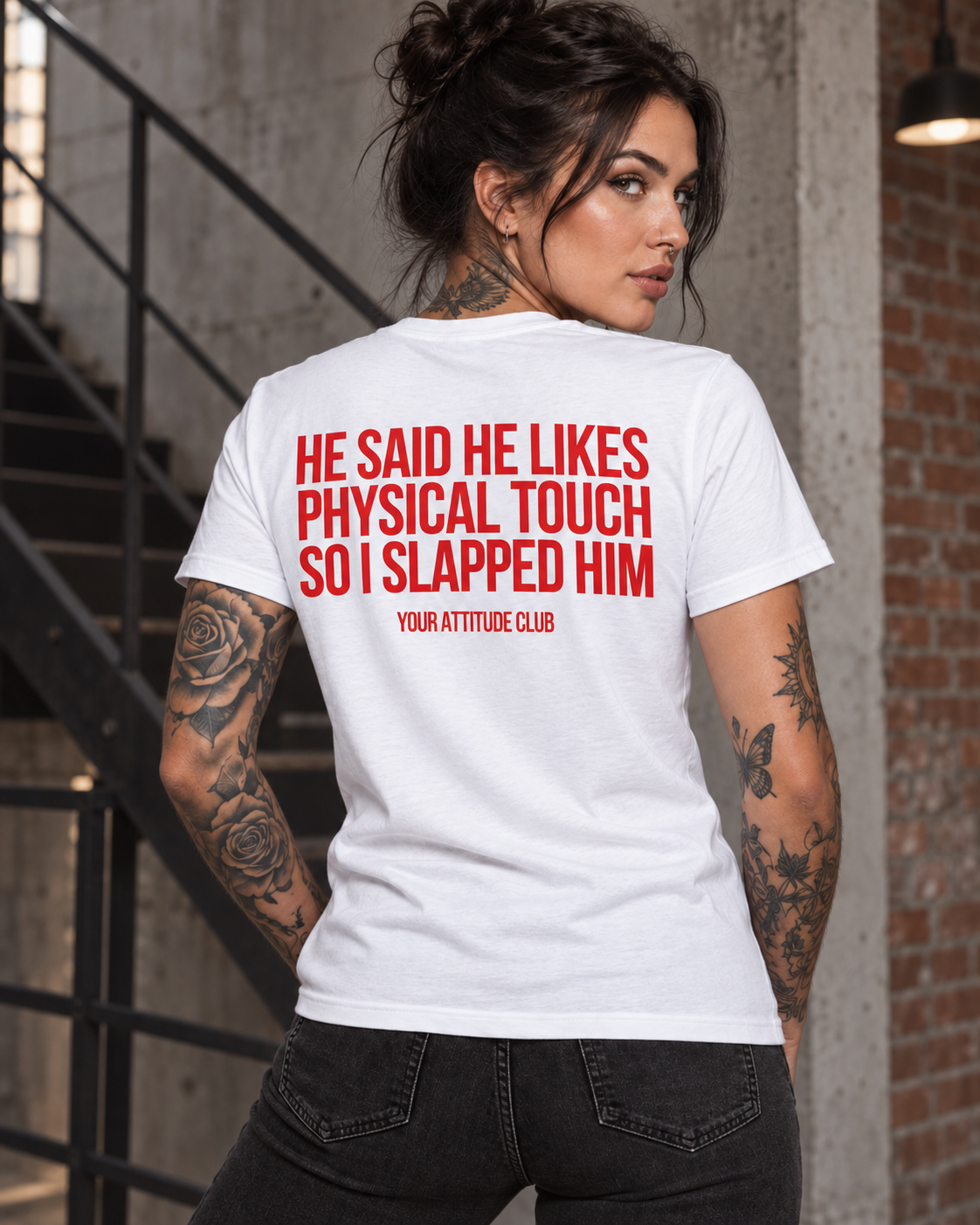 HE SAID HE LIKES PHYSICAL TOUCH SO I SLAPPED HIM – Unisex Statement T-Shirt Weiß mit rotem Backprint | freches Sprüche Shirt