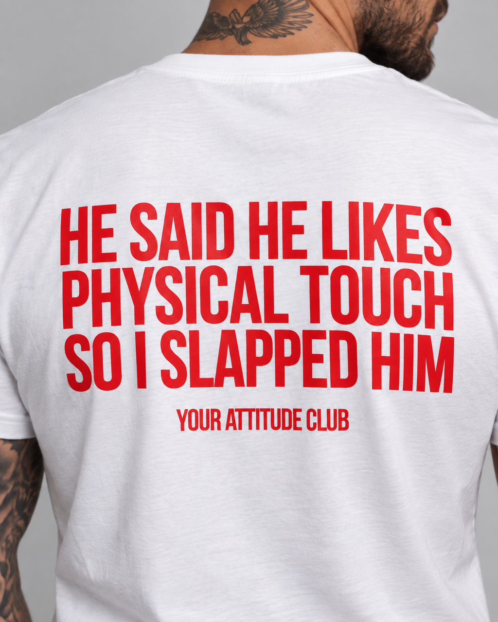 HE SAID HE LIKES PHYSICAL TOUCH SO I SLAPPED HIM – Unisex Statement T-Shirt Weiß mit rotem Backprint | freches Sprüche Shirt