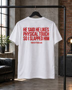 HE SAID HE LIKES PHYSICAL TOUCH SO I SLAPPED HIM – Unisex Statement T-Shirt Weiß mit rotem Backprint | freches Sprüche Shirt