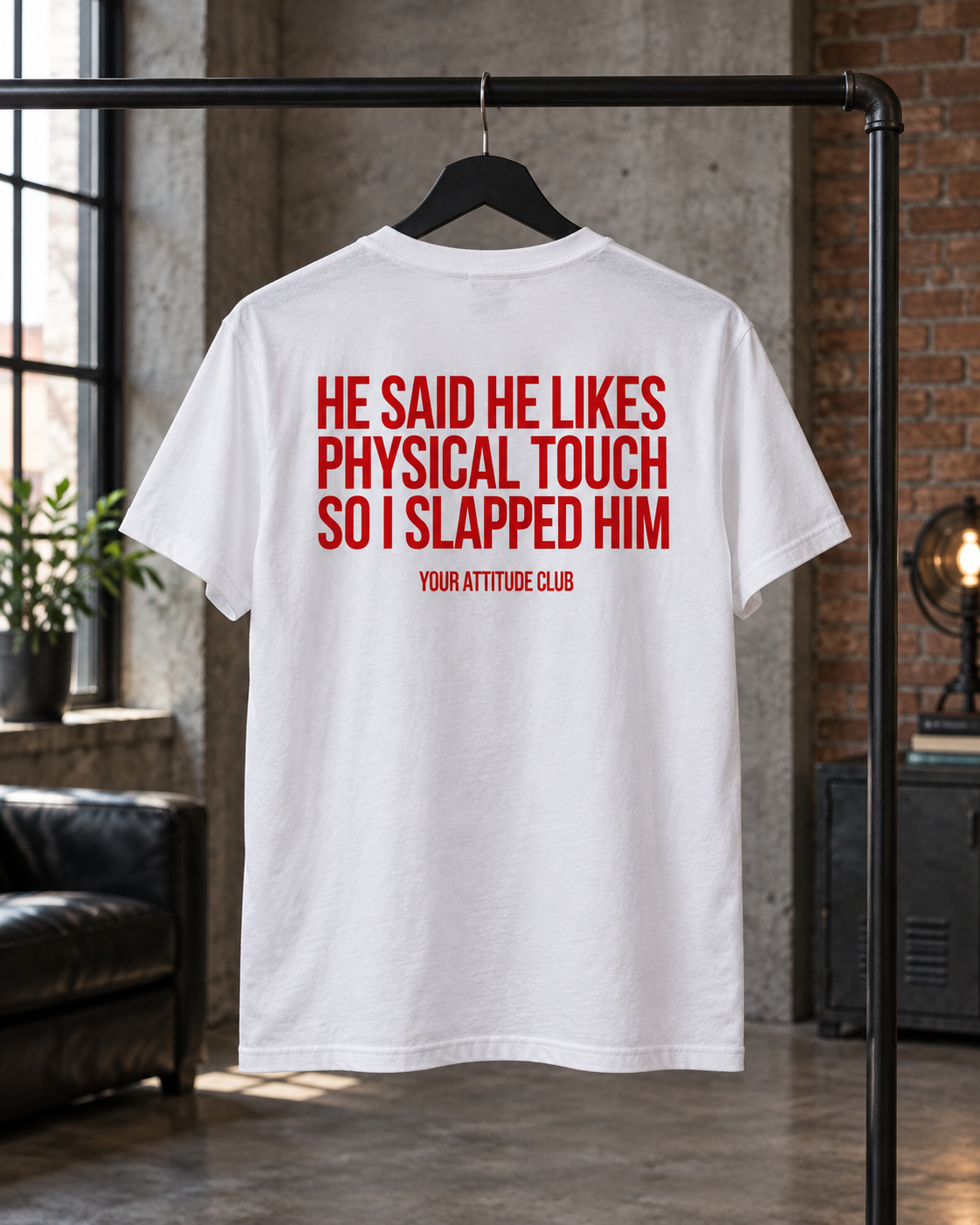 HE SAID HE LIKES PHYSICAL TOUCH SO I SLAPPED HIM – Unisex Statement T-Shirt Weiß mit rotem Backprint | freches Sprüche Shirt