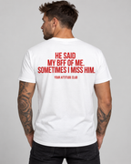 HE SAID MY BFF OF ME. SOMETIMES I MISS HIM. – Unisex Statement T-Shirt Weiß mit rotem Backprint | sarkastisches Sprüche Shirt