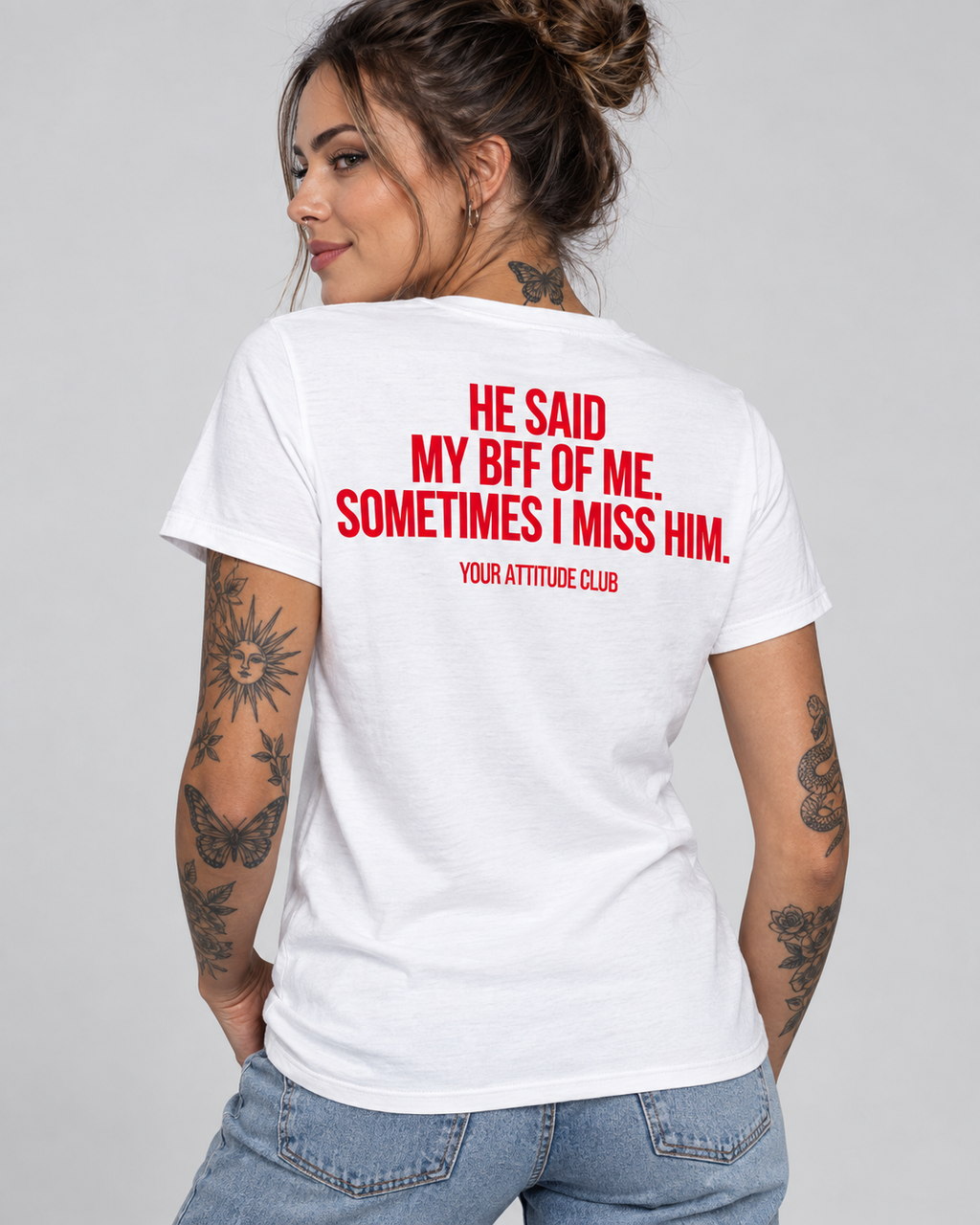HE SAID MY BFF OF ME. SOMETIMES I MISS HIM. – Unisex Statement T-Shirt Weiß mit rotem Backprint | sarkastisches Sprüche Shirt