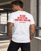 HE SAID MY BFF OF ME. SOMETIMES I MISS HIM. – Unisex Statement T-Shirt Weiß mit rotem Backprint | sarkastisches Sprüche Shirt