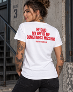 HE SAID MY BFF OF ME. SOMETIMES I MISS HIM. – Unisex Statement T-Shirt Weiß mit rotem Backprint | sarkastisches Sprüche Shirt