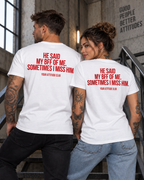 HE SAID MY BFF OF ME. SOMETIMES I MISS HIM. – Unisex Statement T-Shirt Weiß mit rotem Backprint | sarkastisches Sprüche Shirt
