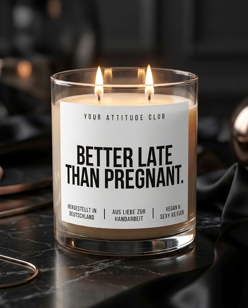 Better Late Than Pregnant | Große Sojawachs Kerze vegan handgemacht freches Geschenk Dark Humor Attitude Duftkerze