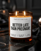 Better Late Than Pregnant | Große Sojawachs Kerze vegan handgemacht freches Geschenk Dark Humor Attitude Duftkerze