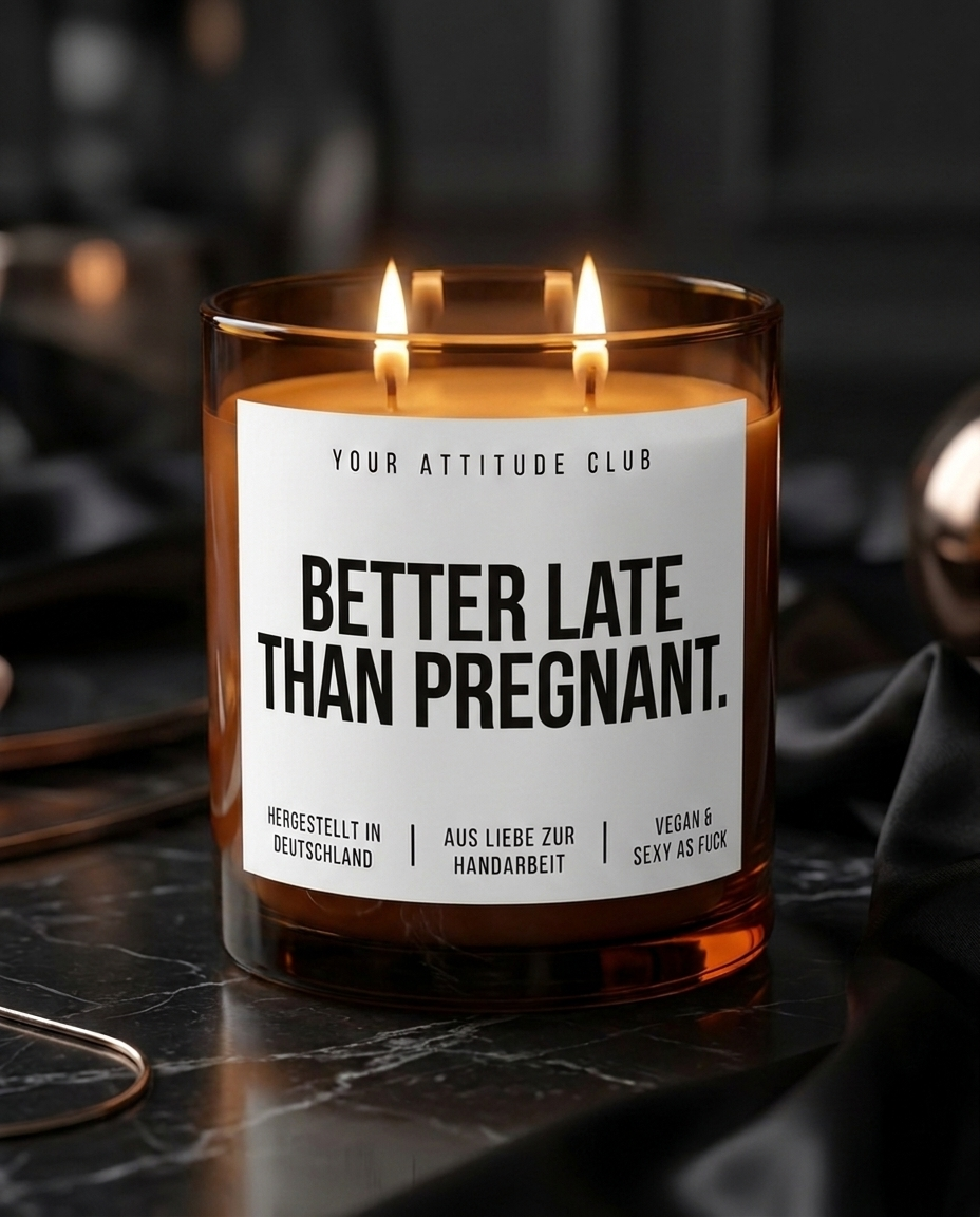 Better Late Than Pregnant | Große Sojawachs Kerze vegan handgemacht freches Geschenk Dark Humor Attitude Duftkerze