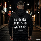 Ho Ho Hol mir 'nen Glühwein – schwarzer Hoodie mit weißem Backprint, Herren in der Stadt bei Nacht