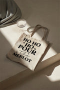 Ho Ho Ho Pour the Merlot Baumwolltasche Weihnachts Stoffbeutel lustig Geschenkidee Shopper nachhaltig 38x42 cm Spruchtasche Weinliebhaber