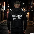 Hotter than your Ex – schwarzer Hoodie mit weißem Backprint, Herren in der Stadt bei Nacht