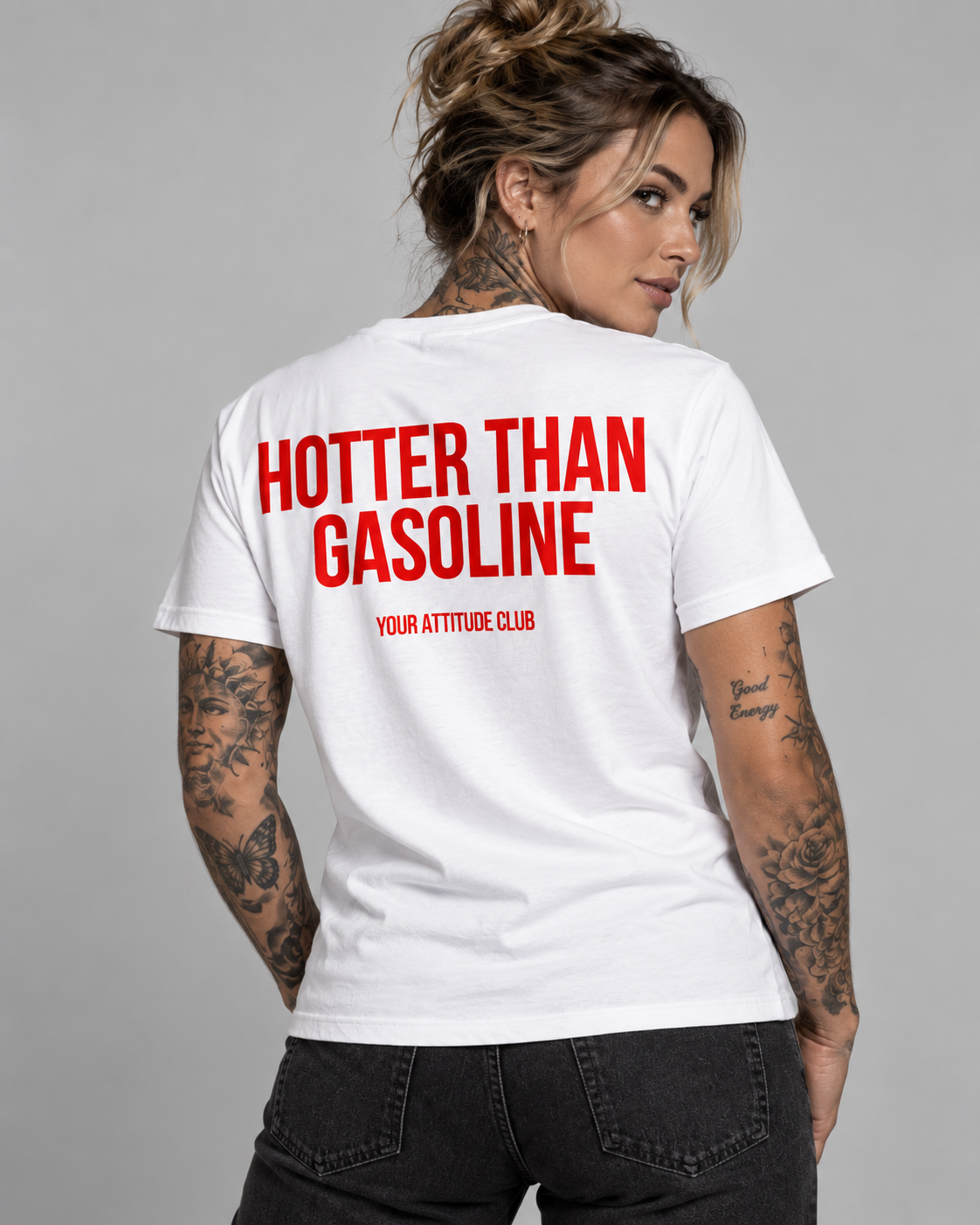 HOTTER THAN GASOLINE – Unisex Statement T-Shirt Weiß mit rotem Backprint | freches selbstbewusstes Sprüche Shirt