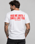 HUG ME UNTIL I SMELL LIKE YOU – Unisex Statement T-Shirt Weiß mit rotem Backprint | romantisch freches Sprüche Shirt