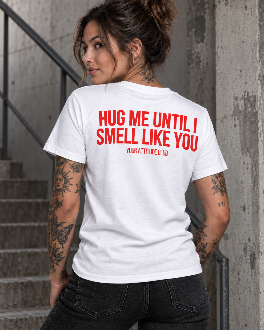 HUG ME UNTIL I SMELL LIKE YOU – Unisex Statement T-Shirt Weiß mit rotem Backprint | romantisch freches Sprüche Shirt