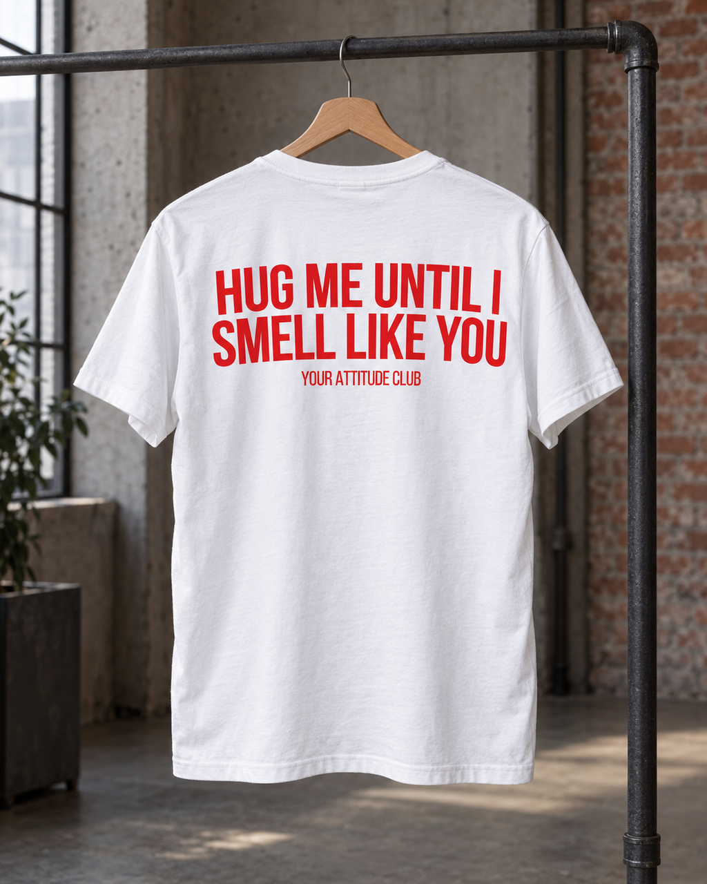HUG ME UNTIL I SMELL LIKE YOU – Unisex Statement T-Shirt Weiß mit rotem Backprint | romantisch freches Sprüche Shirt