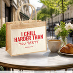 I Chill Harder Than You Party – Jutetasche mit Spruch, im Café