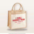 I Chill Harder Than You Party – Jutetasche mit Spruch, mittlere Jutetasche 30 × 30 cm