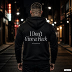 I Don’t Give a Fuck – schwarzer Hoodie mit weißem Backprint, Herren in der Stadt bei Nacht