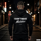 I Don’t Make Mistakes – schwarzer Hoodie mit weißem Backprint, Herren in der Stadt bei Nacht