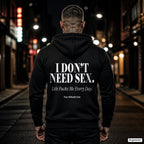 I Don’t Need Sex. Life Fucks Me Every Day – schwarzer Hoodie mit weißem Backprint, Herren in der Stadt bei Nacht