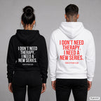 I don’t need therapy. I need a new series. – Hoodie mit Backprint, Frau in Schwarz und Mann in Weiß