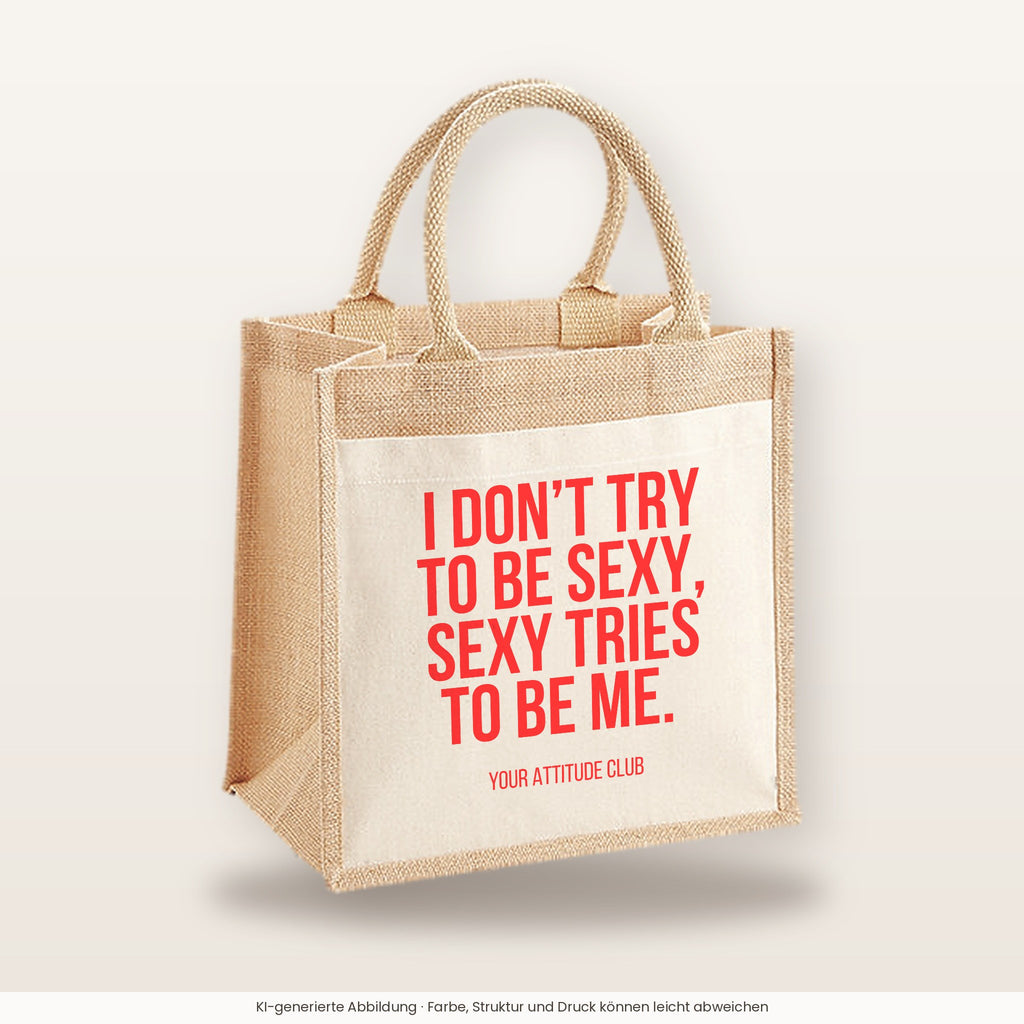 I don't try to be sexy, sexy tries to be me. – Jutetasche mit Spruch, mittlere Jutetasche 30 × 30 cm