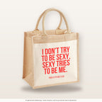 I don't try to be sexy, sexy tries to be me. – Jutetasche mit Spruch, mittlere Jutetasche 30 × 30 cm