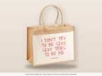 I Don't Try To Be Sexy, Sexy Tries To Be Me – Jutetasche mit Spruch, große Jutetasche, Detailansicht