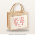 I Don't Try To Be Sexy, Sexy Tries To Be Me – Jutetasche mit Spruch, kleine Jutetasche 26 × 22 cm