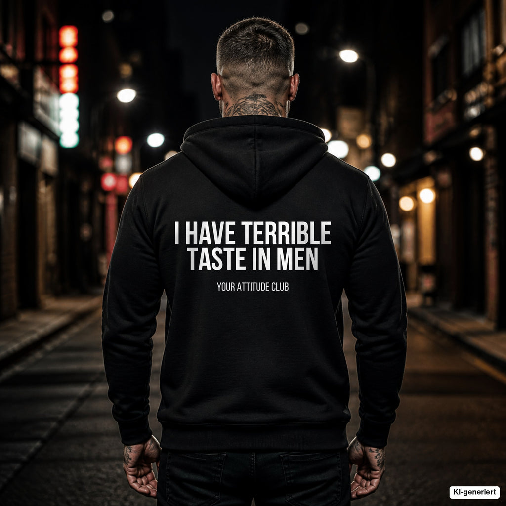 I have terrible taste in men – schwarzer Hoodie mit weißem Backprint, Herren in der Stadt bei Nacht