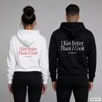 I Kiss Better Than I Cook – Hoodie mit Backprint, Frau in Weiß mit rotem und Mann in Schwarz mit weißem Aufdruck
