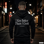 I Kiss Better Than I Cook – schwarzer Hoodie mit weißem Backprint, Herren in der Stadt bei Nacht