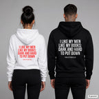 I like my men like my books: dark and hard to put down – Hoodie mit Backprint, Frau in Weiß mit rotem und Mann in Schwarz mit weißem Aufdruck