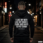 I like my men like my books: dark and hard to put down – schwarzer Hoodie mit weißem Backprint, Herren in der Stadt bei Nacht