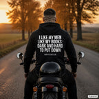 I like my men like my books: dark and hard to put down – schwarzer Hoodie mit weißem Backprint, Herren auf dem Motorrad