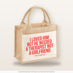 I loved him but he needed a therapist not a girlfriend – Jutetasche mit Spruch, kleine Jutetasche 26 × 22 cm