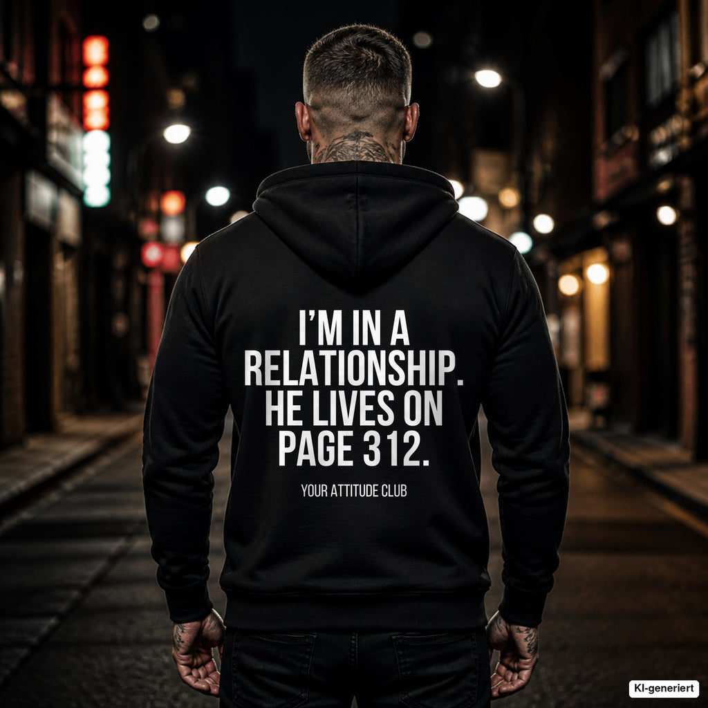I’m in a relationship. He lives on page 312. – schwarzer Hoodie mit weißem Backprint, Herren in der Stadt bei Nacht