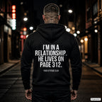 I’m in a relationship. He lives on page 312. – schwarzer Hoodie mit weißem Backprint, Herren in der Stadt bei Nacht