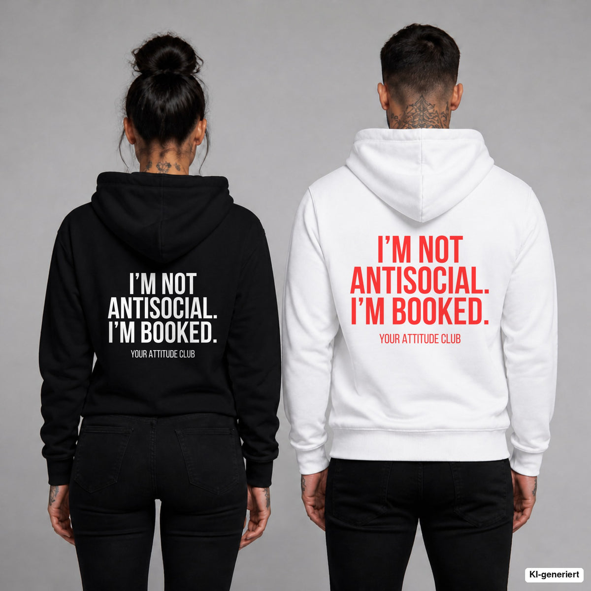 I’m not antisocial. I’m booked. – Hoodie mit Backprint, Frau in Schwarz und Mann in Weiß