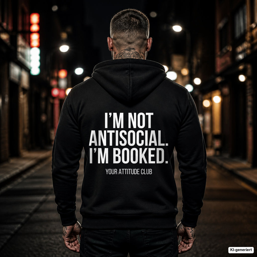 I’m not antisocial. I’m booked. – schwarzer Hoodie mit weißem Backprint, Herren in der Stadt bei Nacht