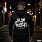 I’m not antisocial. I’m booked. – schwarzer Hoodie mit weißem Backprint, Herren in der Stadt bei Nacht
