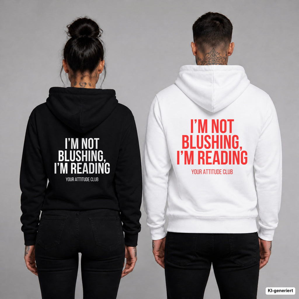I’m not blushing, I’m reading – Hoodie mit Backprint, Frau in Schwarz und Mann in Weiß