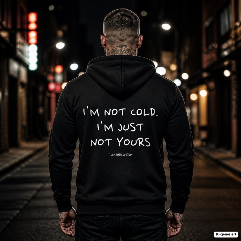 I'm Not Cold. I'm Just Not Yours – schwarzer Hoodie mit weißem Backprint, Herren in der Stadt bei Nacht