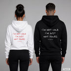I'm Not Cold. I'm Just Not Yours – Hoodie mit Backprint, Frau in Weiß mit rotem und Mann in Schwarz mit weißem Aufdruck